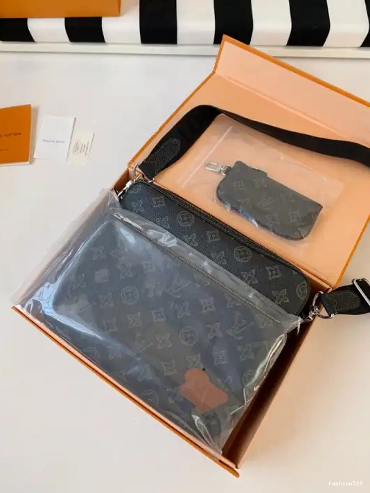VUITTON LOUIS TRIO MESSENGER 0323
